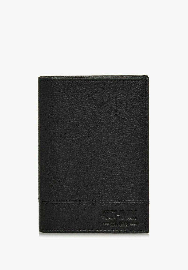 Czarny skórzany portfel o teksturowanej powierzchni, w pionowej orientacji, z wytłoczonym logo z przodu. Prosty design bez ozdób.