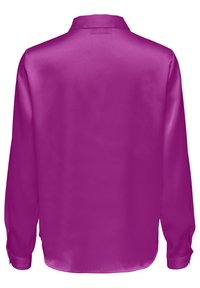 Camisa de manga larga en satén púrpura vibrante, con un cuello clásico y puños con botones, con una textura suave y brillante.