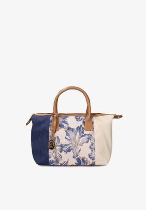 Sac à main avec poignées couleur cuir beige comportant trois panneaux : tissu bleu marine, imprimé floral en bleu et beige, et tissu crème uni, avec un charm métallique rond.