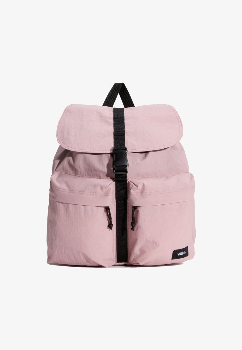 Sac à dos rose avec un rabat pliable, une fermeture à boucle noire, deux poches frontales, des bretelles réglables et une finition en tissu texturé.