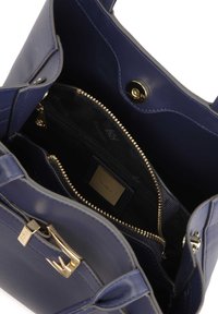 Námornícka kožená kabelka s hladkou textúrou, zlatými kovovými doplnkami a vnútornou kapsou na zips. Obsahuje zapínanie na cvok a značenú podšívku.