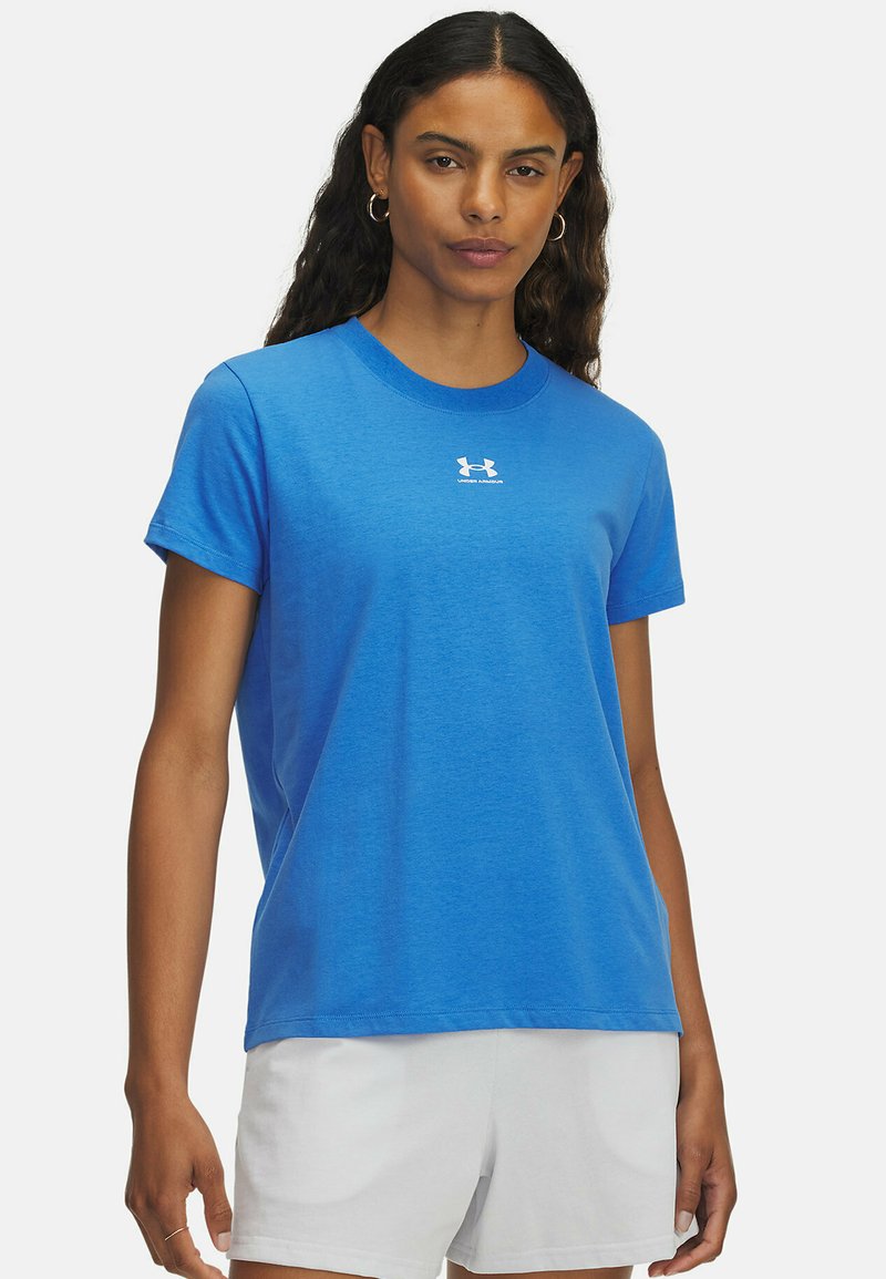 Sinine ümar kaelusega T-särk, mis on valmistatud pehmest kangast, millel on rinnal väike valge logo, lühikesed varrukad ja mugav istuvus.