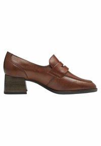 Mocassin en cuir marron à petit talon bloc avec des détails cousus et une sangle sur le cou-de-pied, vue latérale sur fond blanc.