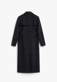 Lang, donker geruit jasje met een ingesneden kraag, lange mouwen en een ceintuur in de taille. De stof heeft een textuurweave met subtiele kleurvariaties.