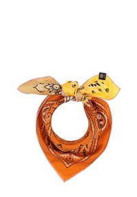 Svila bandana u narančastim i žutim nijansama, sa složenim crnim cvjetnim i geometrijskim uzorcima, zavezana u čvor za kružni stil.