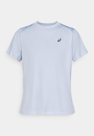 Hellblaues kurzärmeliges Sportshirt mit hohem Kragen, das über Mesh-Einsätze an den Schultern und ein kleines Logo auf der Brust verfügt.