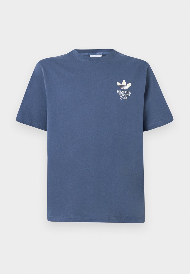 Camiseta de algodón azul con mangas cortas, cuello redondo y logotipo impreso en blanco que dice "HEALTH & FITNESS Club" en el lado izquierdo del pecho.