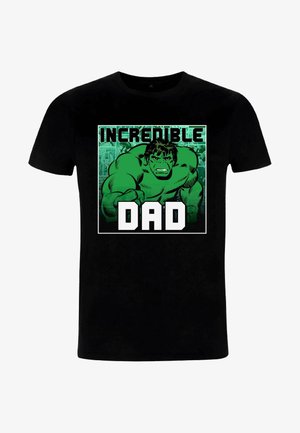 Schwarzes T-Shirt mit einer grünen Comic-Grafik eines muskulösen Charakters, mit "INCREDBILE" oben und "DAD" unten in fetten weißen Buchstaben.