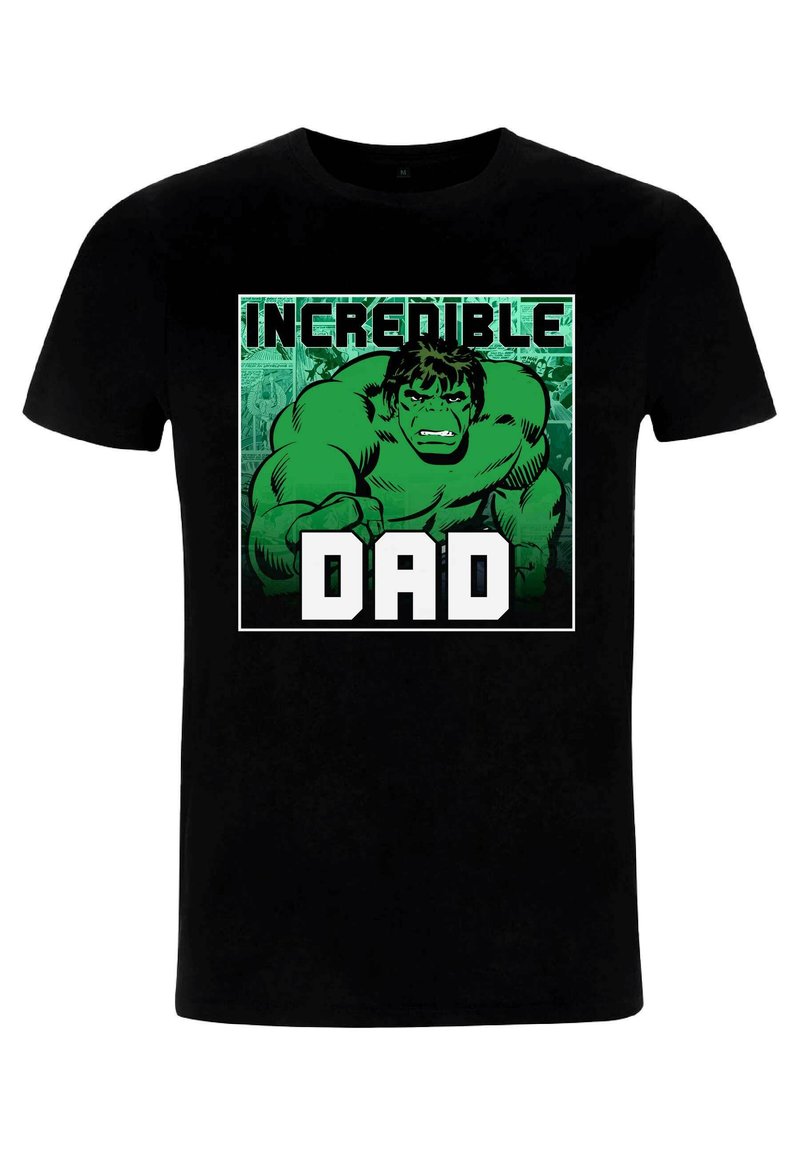 Zwart T-shirt met een groene comic-stijl graphic van een gespierd personage met daarboven "INCREDBILE" en daaronder "DAD" in vetgedrukte witte letters.