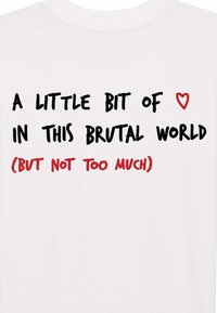 Balta medvilninė marškinėliai su juodu ir raudonu tekstu: "ŠIEK TIEK ❤️ ŠIOJE ŽIAURIOJE PASAULYJE (BET NE PERDAUG)." Paprastas dizainas.