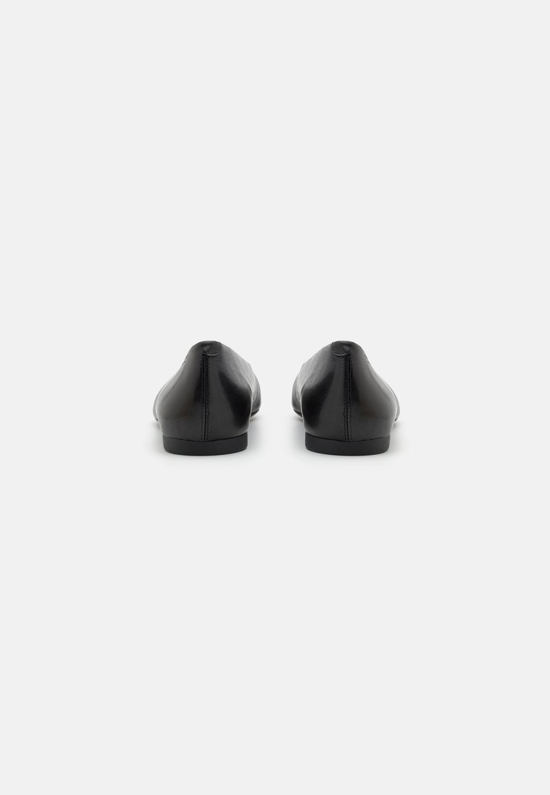 Schwarze Leder-Schlüpfschuhe mit einem eleganten Design, runden Zehen und minimalistischem Aufbau. Verfügt über eine niedrige, flache Sohle. Keine sichtbaren Beschläge.