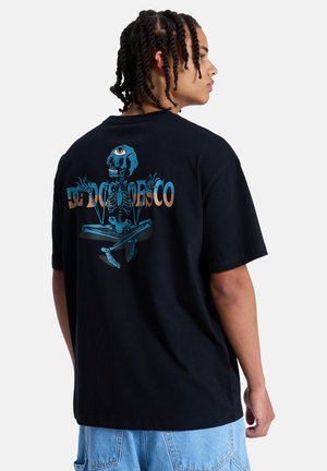 Czarny bawełniany t-shirt z kolorową grafiką szkieletu na plecach oraz napisem „Disco” w kolorze niebieskim i pomarańczowym, luźny krój, krótkie rękawy.