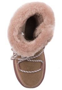 Brązowe zamszowe botki za kostkę z miękkim różowym futerkiem, dekoracyjnym sznurowaniem i gumową podeszwą; widok z góry ukazuje okrągły kołnierz i przeszycia.