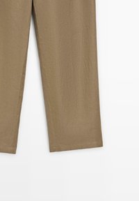 Beige, leichte Baumwollhose mit geradem Schnitt. Verfügt über eine glatte Textur, einen unbearbeiteten Saum und keine sichtbaren Beschläge oder Muster.