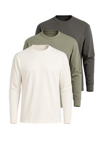 Tre magliette a maniche lunghe con scollo rotondo in bianco, verde oliva e grigio scuro. Realizzate in tessuto di cotone liscio con una vestibilità regolare e polsini a coste.