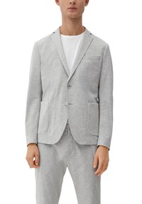 Lichtgrijze blazer van zacht materiaal, met notch-lapels, twee voorkokers en een enkele knoopsluiting, gecombineerd met bijpassende broeken.