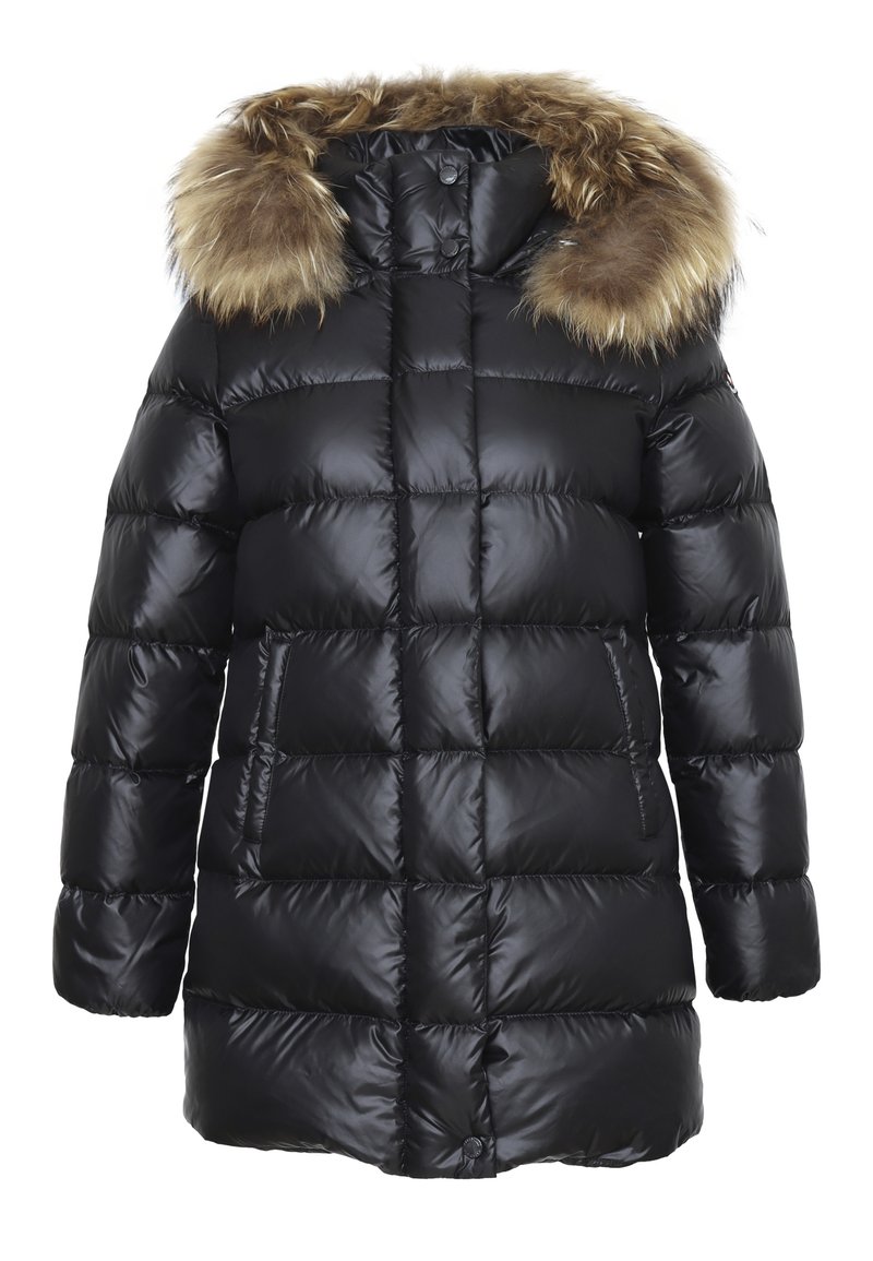 Giubbotto bomber nero con design quilted, dotato di cappuccio foderato in pelliccia e due tasche laterali. Realizzato in materiale lucido e resistente all'acqua.