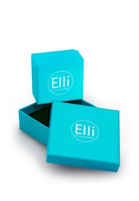 Türkisfarbene, würfelförmige Geschenkboxen mit matter Oberfläche, die das Logo "Elli" in Weiß auf der Vorderseite und ein grünes Velvet-Innenleben haben.