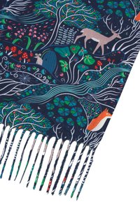 Sciarpa blu navy con un paesaggio boschivo che presenta alberi, fiori, un cervo e una volpe. I bordi sono frangiati; il materiale sembra morbido e textured.
