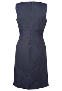 Navy sininen hihaton mekko, jossa on pystysuorat valkoiset raidat, rakenteellinen muotoilu, vyötäröltä bandattu ja piilotettu takasuljin.