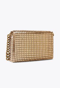 Złota torebka kopertówka o prostokątnym kształcie, zdobiona metalicznymi cekinami, z łańcuszkowym paskiem i gładką fakturą. Z akcentami błyszczących detali.