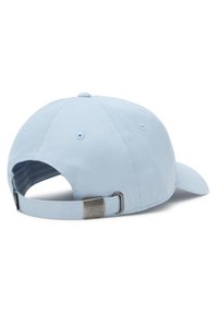 Gorra de béisbol de algodón azul claro con visera curva, correa ajustable con un acento metálico plateado y agujeros de ventilación cosidos.