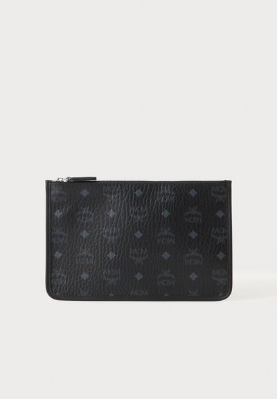 Pochette zippée en cuir noir avec motif embossé de diamants et logo MCM, forme rectangulaire et surface légèrement texturée.