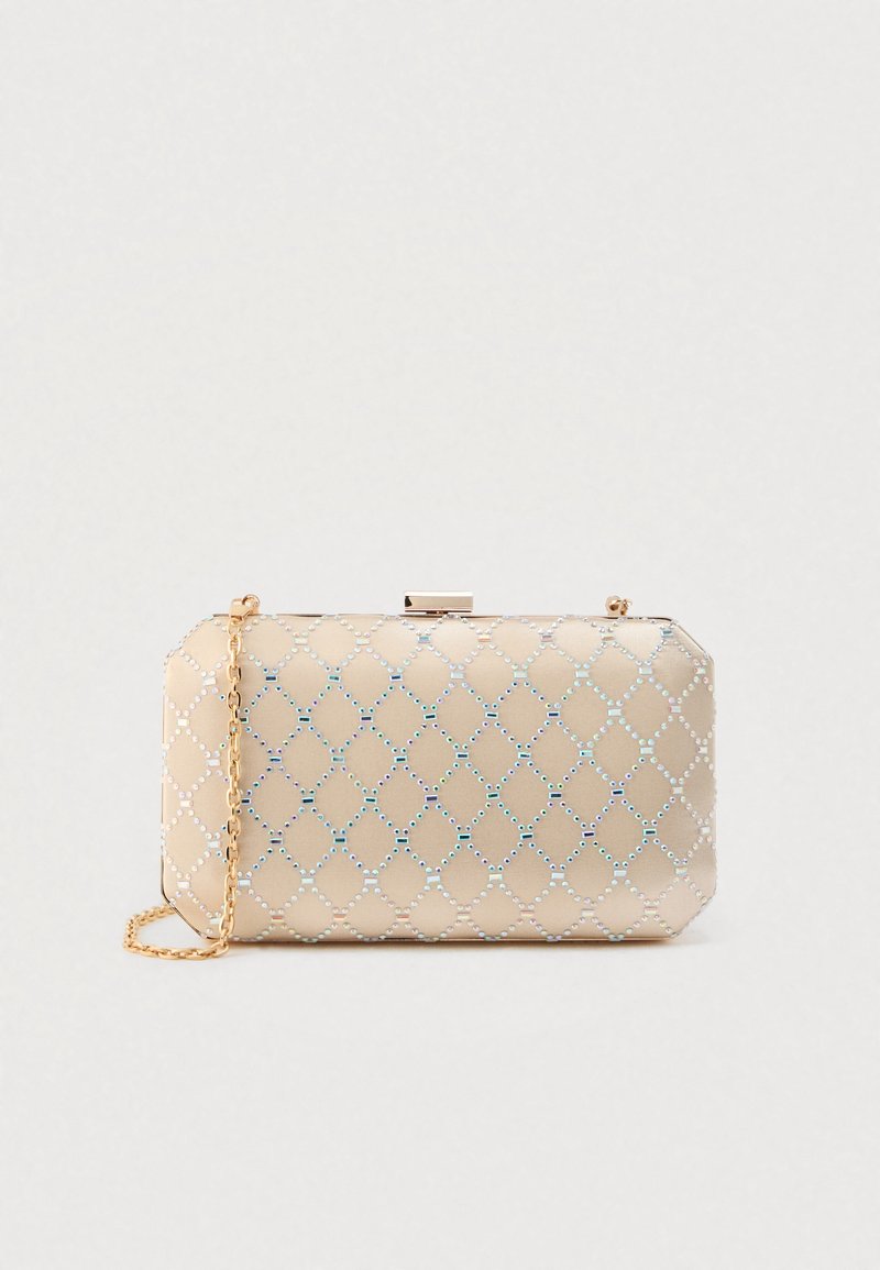 Gouden clutch met iriserend kristallen rasterpatroon en gouden kettingband tegen een effen lichte achtergrond.