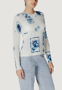 Maglione bianco lavorato a maglia con stampe floreali e grafiche blu, maniche lunghe, colletto a coste e taglio leggermente corto.