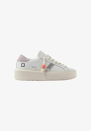 Sneaker bianca con platform, tacco rosa pastello, banda laterale argento, lacci crema e accessorio per lacci con perline arancioni.