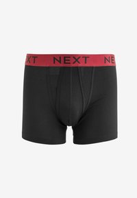 Fekete pamut boxer alsónadrág piros rugalmas derékrésszel, melyen fekete betűkkel "NEXT" felirat található. Egyszerű dizájn, formázott szabással és minták nélkül.