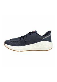 Granatowe siatkowe buty sportowe z białą i gumową podeszwą; posiadają teksturowaną cholewkę, kontrastowy akcent na pięcie oraz tradycyjny sznurowany design.