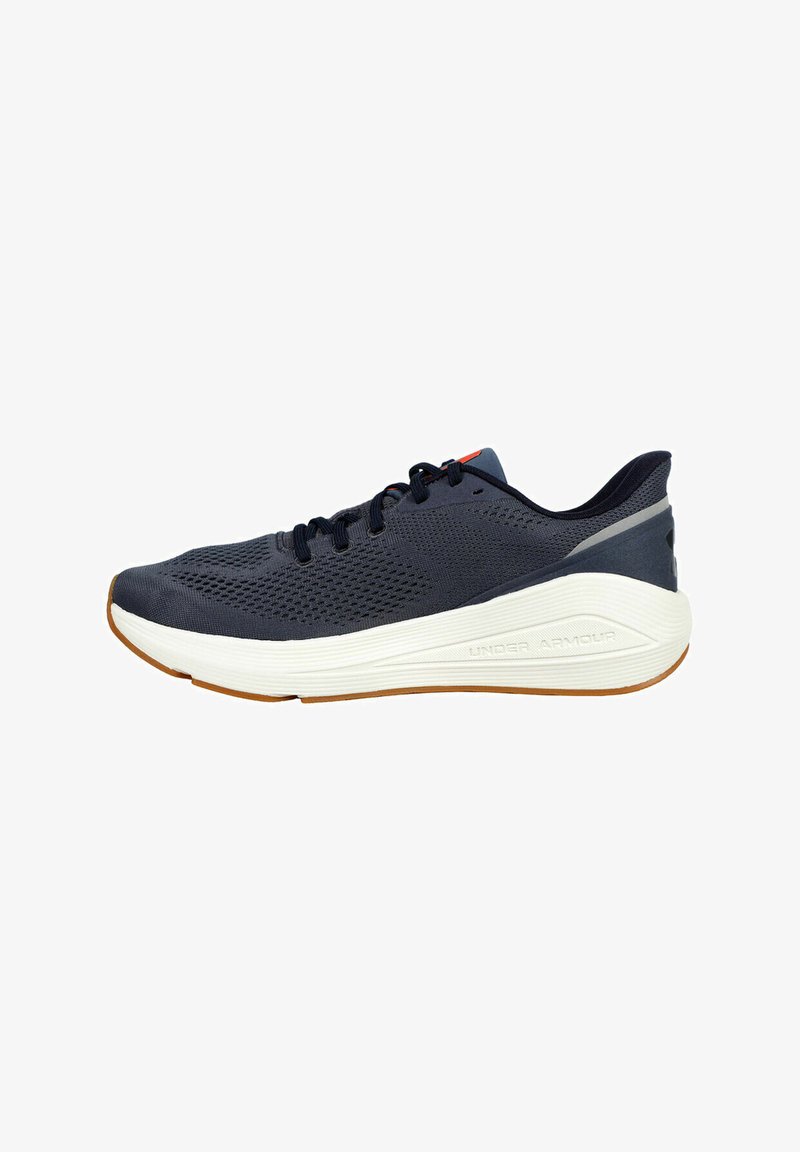 Marineblaue Mesh-Sportschuhe mit einer weißen und Gummisohle; verfügen über ein strukturiertes Obermaterial, einen kontrastierenden Akzent an der Ferse und ein klassisches Schnürdesign.