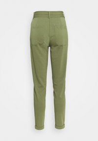 Pantaloni conici verde oliva realizzati in materiale morbido, con tasche posteriori e orli arrotolati per un look casual.
