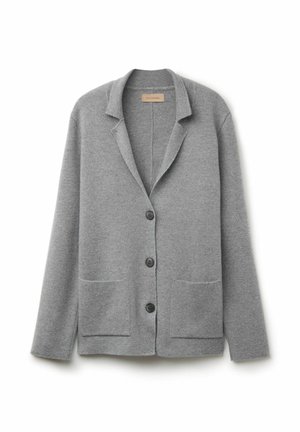 Lichtgrijze gebreide cardigan met drie zwarte knopen, twee steekzakken aan de voorkant en een reverskraag, plat weergegeven op een witte achtergrond.