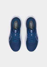 Μπλε αθλητικά παπούτσια με πλέγμα στο πάνω μέρος και μονόχρωμα κορδόνια. Διαθέτει μαλακή σόλα και λευκή σόλα, με το λογότυπο Asics.