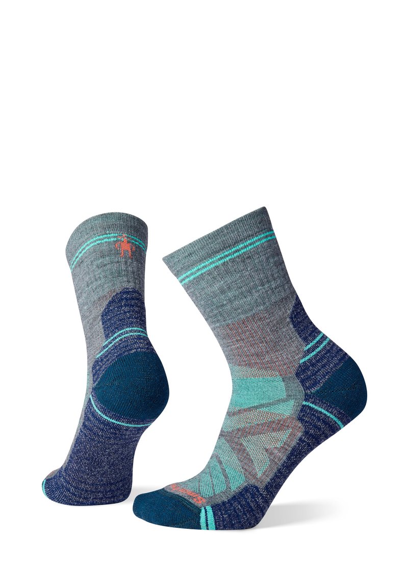 Calcetines de barco multicolores con una combinación de gris, azul petróleo y marino, con acentos a rayas, talón acolchado y diseño estampado.
