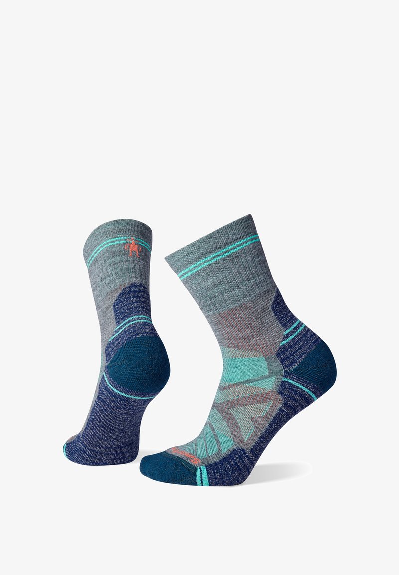 Calcetines de barco multicolores con una combinación de gris, azul petróleo y marino, con acentos a rayas, talón acolchado y diseño estampado.