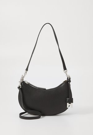 Borsa a tracolla in pelle nera con design curvo e chiusura con cerniera. Presenta una tracolla removibile e dettagli in metallo argentato.