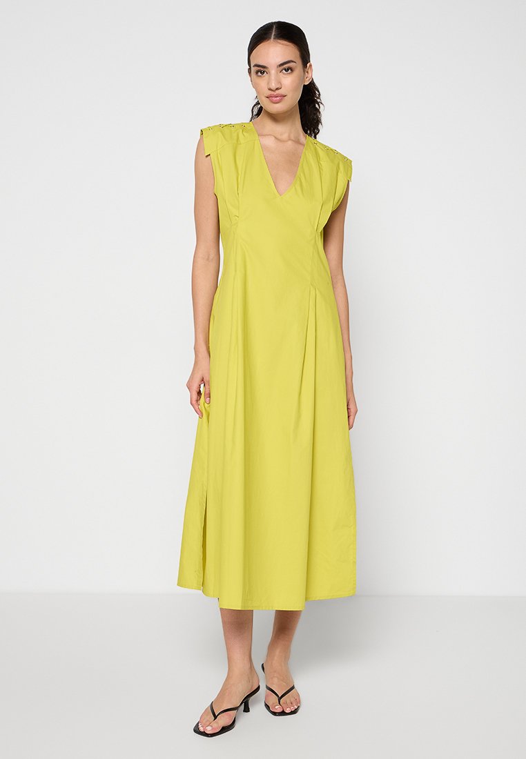 Gul, ärmlös maxiklänning med djup V-hals och plisserad design. Har utsvängd nederdel och subtila volangdetaljer vid axlarna.