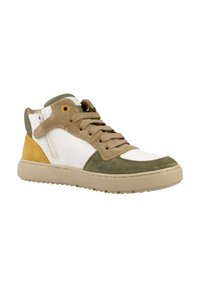 Sneaker alta con tomaia in tessuto bianco, accenti in suede verde e marrone, suola in gomma beige e lacci marroni. Presenta una cerniera laterale.