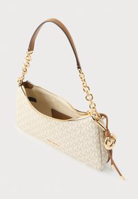Μπεζ τσαντάκι ώμου με σχέδιο, χρυσή αλυσίδα και δερμάτινο λουράκι. Διαθέτει φερμουάρ κλεισίματος και ομαλή εσωτερική επένδυση.