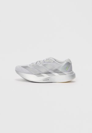 Scarpa da corsa grigia chiara con tomaia in rete, tre strisce grigie scure e suola testurizzata. Presenta un collare imbottito e un accento del logo verde.