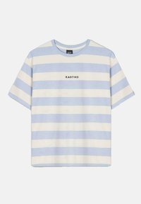 Camiseta de manga corta a rayas azul claro y crema, hecha de algodón, con cuello redondo y el texto "KAOTIKO" impreso en la parte delantera.