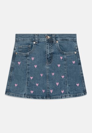 Gonna in denim a forma svasata, con cuori ricamati rosa. Include tasche frontali e chiusura con bottone, di colore blu medio.