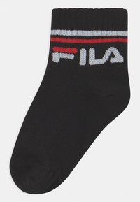Černá bavlněná ponožka do kotníku s žebrovaným vrškem. Obsahuje červené a bílé pruhy a výrazné bílé logo "FILA" pletené na boku.