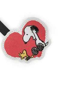 Illustrazione di Snoopy e Woodstock su un'etichetta rossa a forma di cuore con texture, incorniciata da un bordo bianco cucito e una fascia nera.