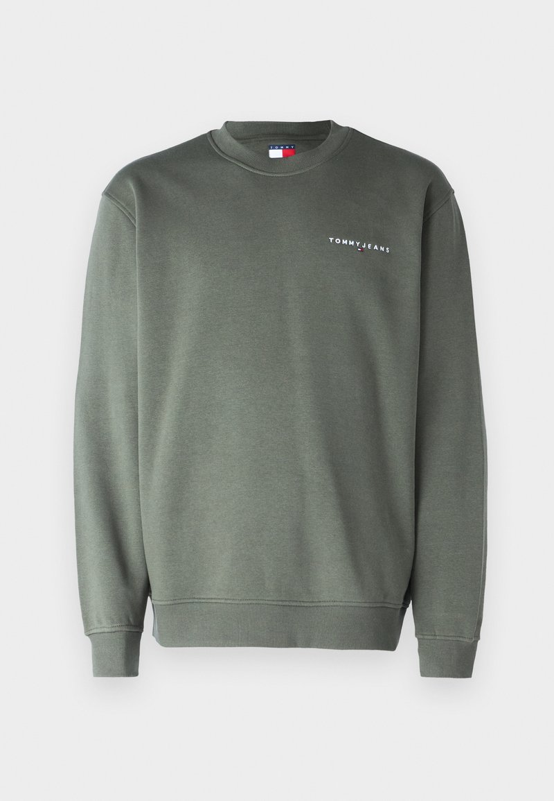 Felpa verde oliva con scollatura a girocollo, polsini e orlo a costine, con logo bianco "TOMMY JEANS" sul petto. Materiale in misto cotone.