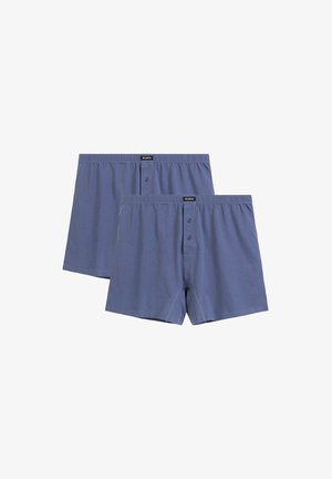 Dwie pary niebieskich męskich bokserek z zapięciem na guziki i elastycznym pasem oznaczone marką "Atlantic", prezentowane na białym tle.