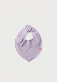 Miękki fioletowy śliniaczek w formie bandanki o prążkowanej fakturze, trójkątnym kształcie i zapięciu na zatrzask. Z boku znajduje się mała brązowa metka.